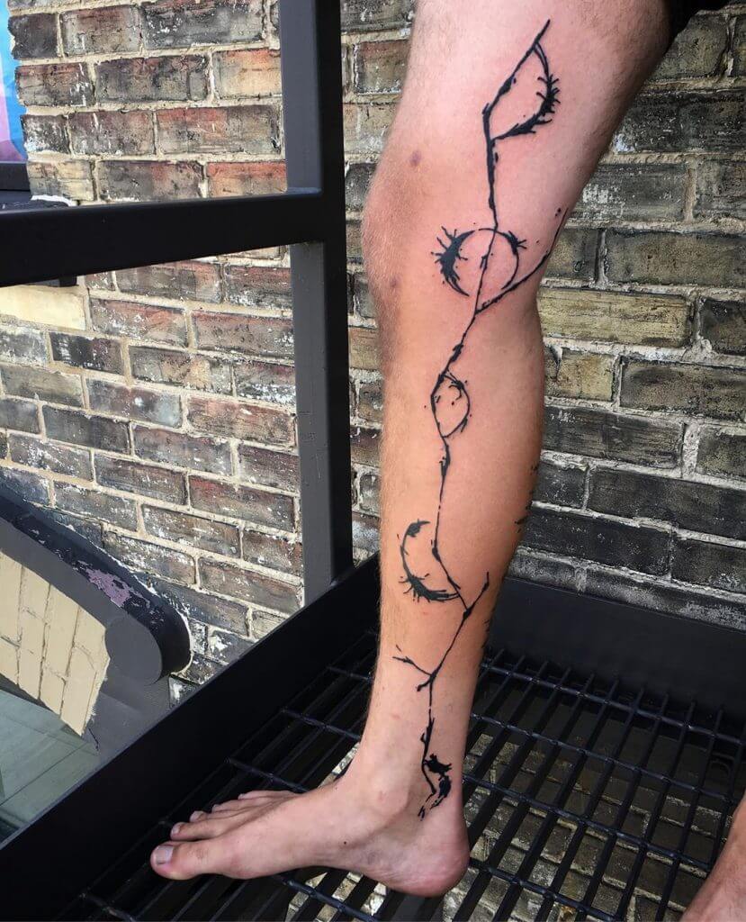 Abstract tattoo on the right leg