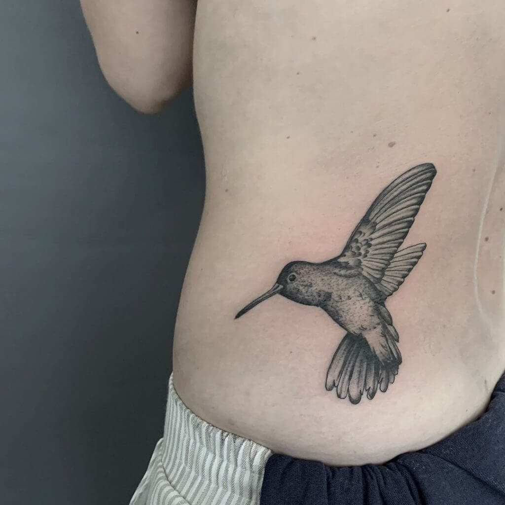 Black Bird tattoo of kolibri on the ribs