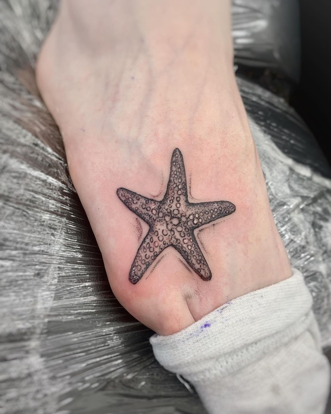 Small Starfish Tattoo  Tatuajes en los pies Tatuajes de conchas Tatuaje  de pie