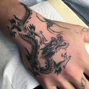 20 dragon tattoo on hand examples 1
