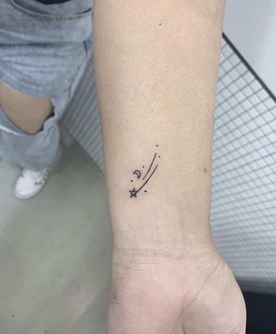 5 Stunning examples of minimalist shooting star tattoo