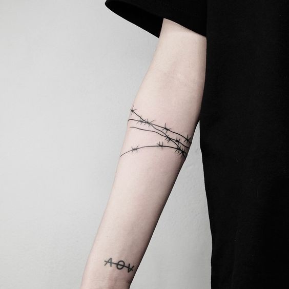 Make your appearance impressive with barbwire arm tattoo