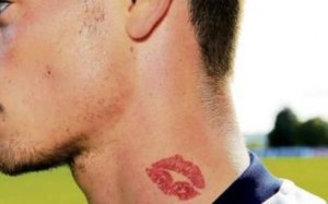 Why lips on neck tattoo looks so sexy and outstanding 2