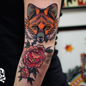 For stunning results of fox tattoo choose traditional tattoo style 4
