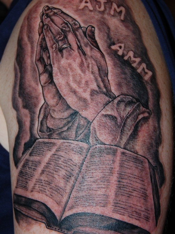 Meaning of praying hands tattoo and some examples 8