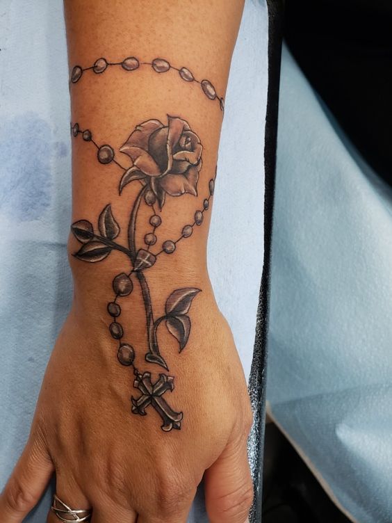 Share 59+ rose and rosary tattoo best in.cdgdbentre