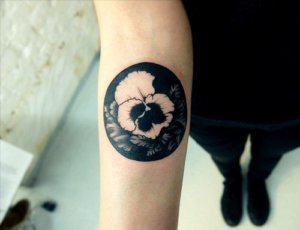 15 Stunning negative space flower tattoo designs 13