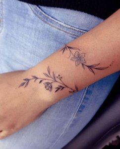 Elegant vine tattoo on the wrist in 10 ideas 5